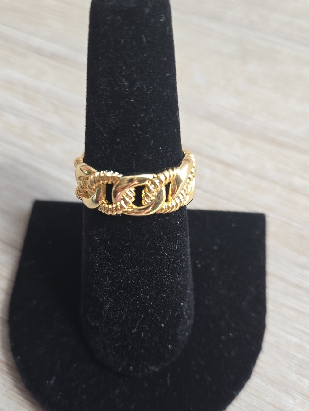 Gold Chain-Link Women's Ring - Elegant Statement Band.Size 7.